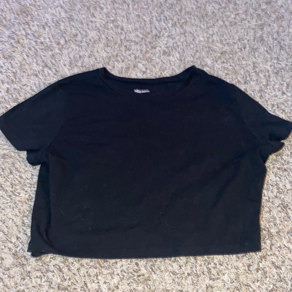 Black crop tee